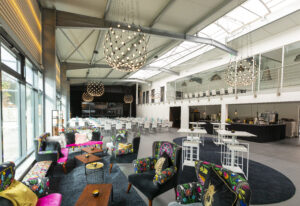 Vielseitiger Eventbereich mit Lounge