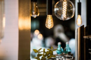Verschiedene Lampen mit modernen Glühbirnen in der Nahaufnahme