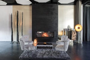 Stilvolle Lounge mit Kamin