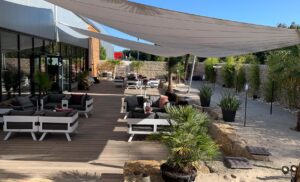 Großzügiger Outdoor-Bereich mit Lounge-Möbeln