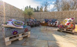 Kreative Outdoor-Lounge mit Palettensofas