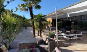Sonnige Terrasse mit mediterranem Flair