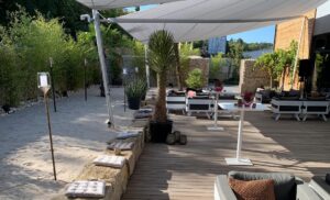 Sonnenterrasse mit Naturmaterialien