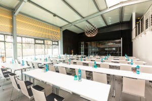 Moderner Konferenzraum mit Tageslicht