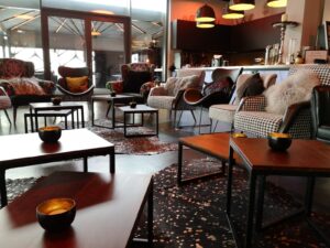 Gemütliche Lounge mit warmen Farbtönen