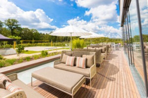 Sonnenterrasse mit bequemen Sofas