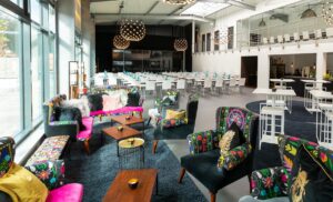 Modernes Eventlokal mit buntem Lounge-Bereich
