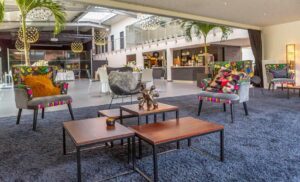 Offene Lounge mit Barbereich