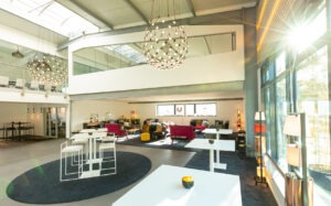 Heller Empfangsbereich mit Lounge-Charakter