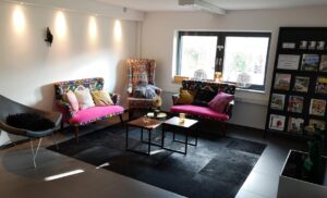 Gemütliche Lese-Lounge mit farbenfrohen Möbeln