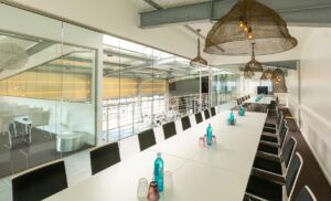 Moderner Konferenzraum mit Glaswand