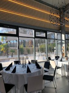 Festsaal mit Blick auf die Terrasse