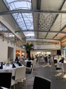 Großzügiger Festsaal mit modernen Leuchten