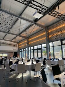 Offener Festsaal mit Glasfront