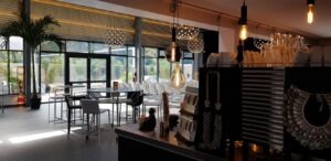 Stilvolle Bar mit Blick nach draußen