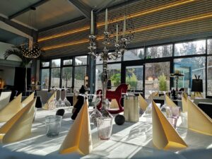Festlich gedeckter Tisch mit goldenen Akzenten