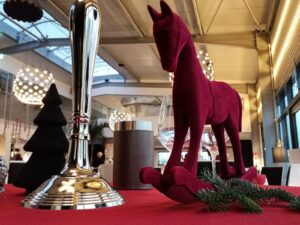 Weihnachtliche Tischdekoration mit Schaukelpferd