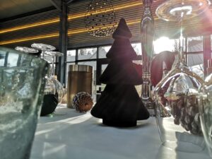 Dekorativer schwarzer Weihnachtsbaum auf festlichem Tisch