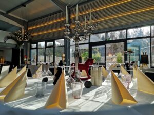 Elegante Weihnachtstafel mit roten und goldenen Elementen