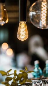 Verschiedene Lampen mit modernen Glühbirnen in der Nahaufnahme